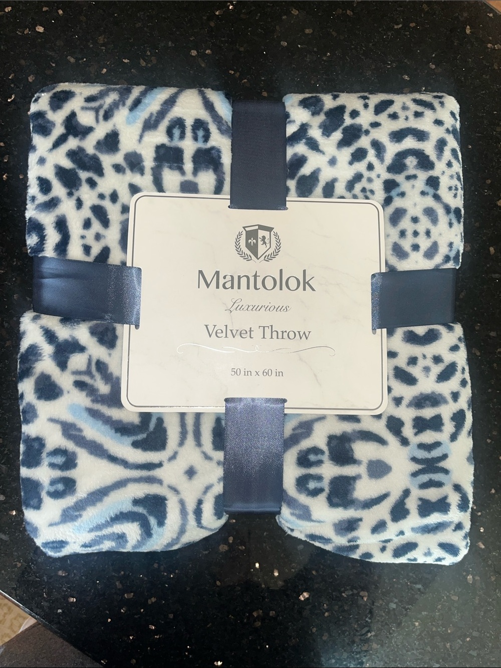 Mantolok Blue & White Velvet Throw 50x60”